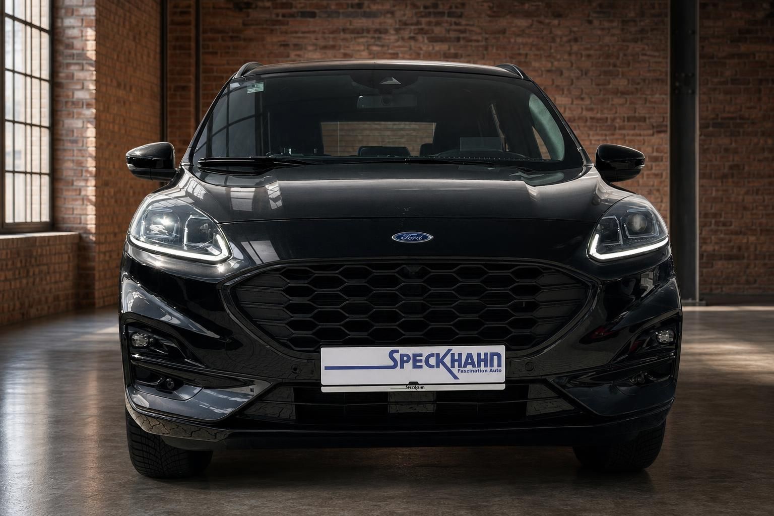 Ford Kuga schwarz Frontansicht mit LED-Scheinwerfern in Halle