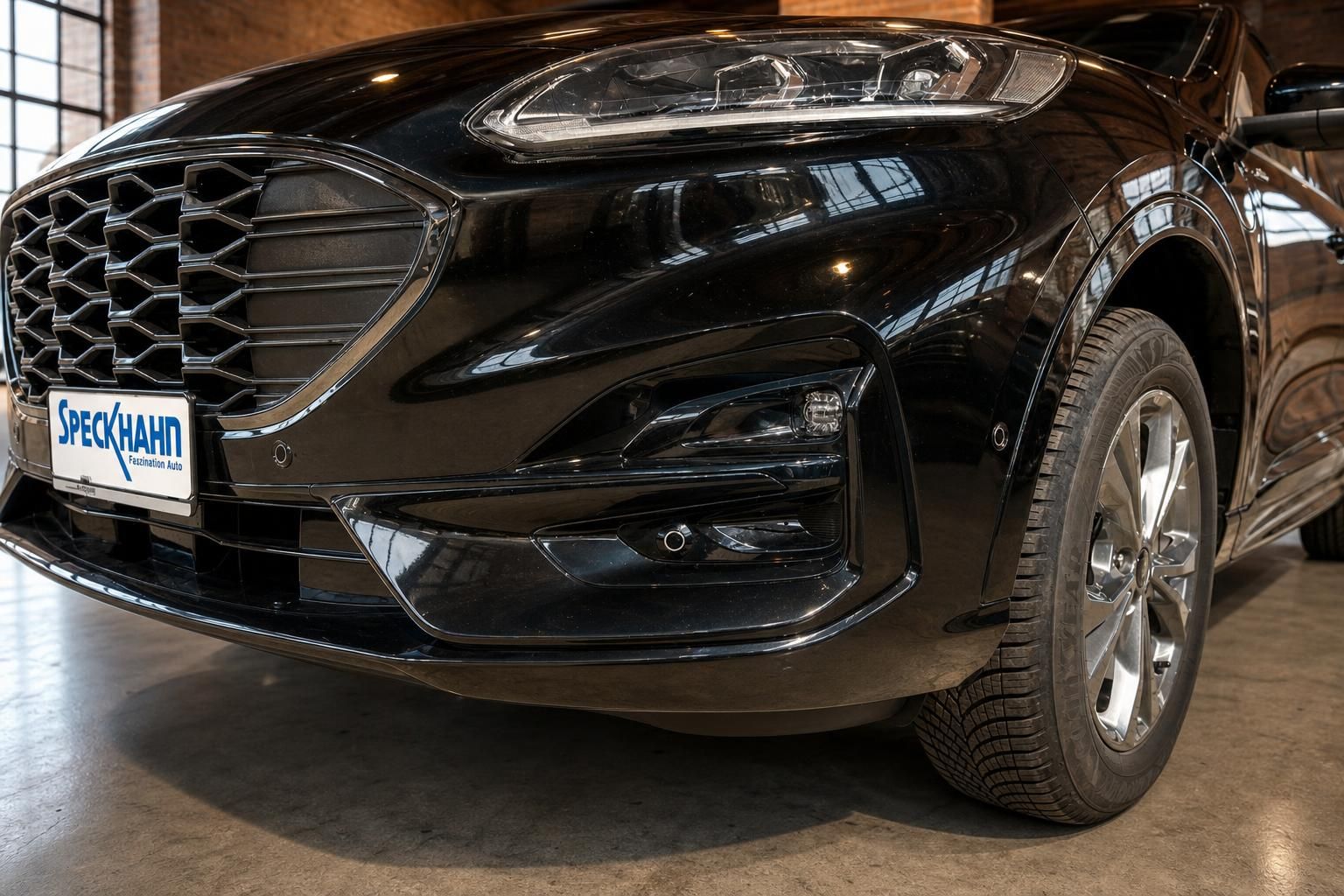 Ford Kuga schwarz Frontstossfaenger und Scheinwerfer Detailansicht