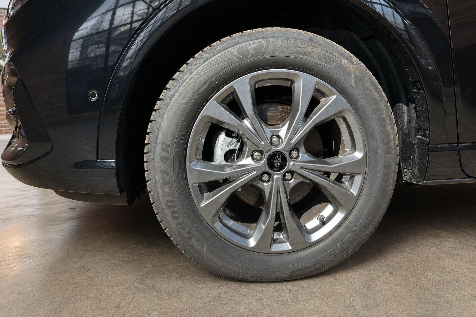 Ford Kuga Leichtmetallfelge mit Goodyear Reifen Detailansicht