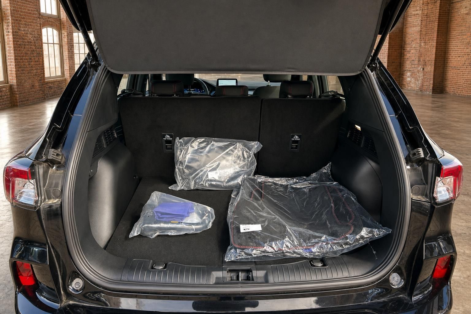 Ford Kuga Kofferraum von hinten geoeffnet mit verpacktem Zubehoer