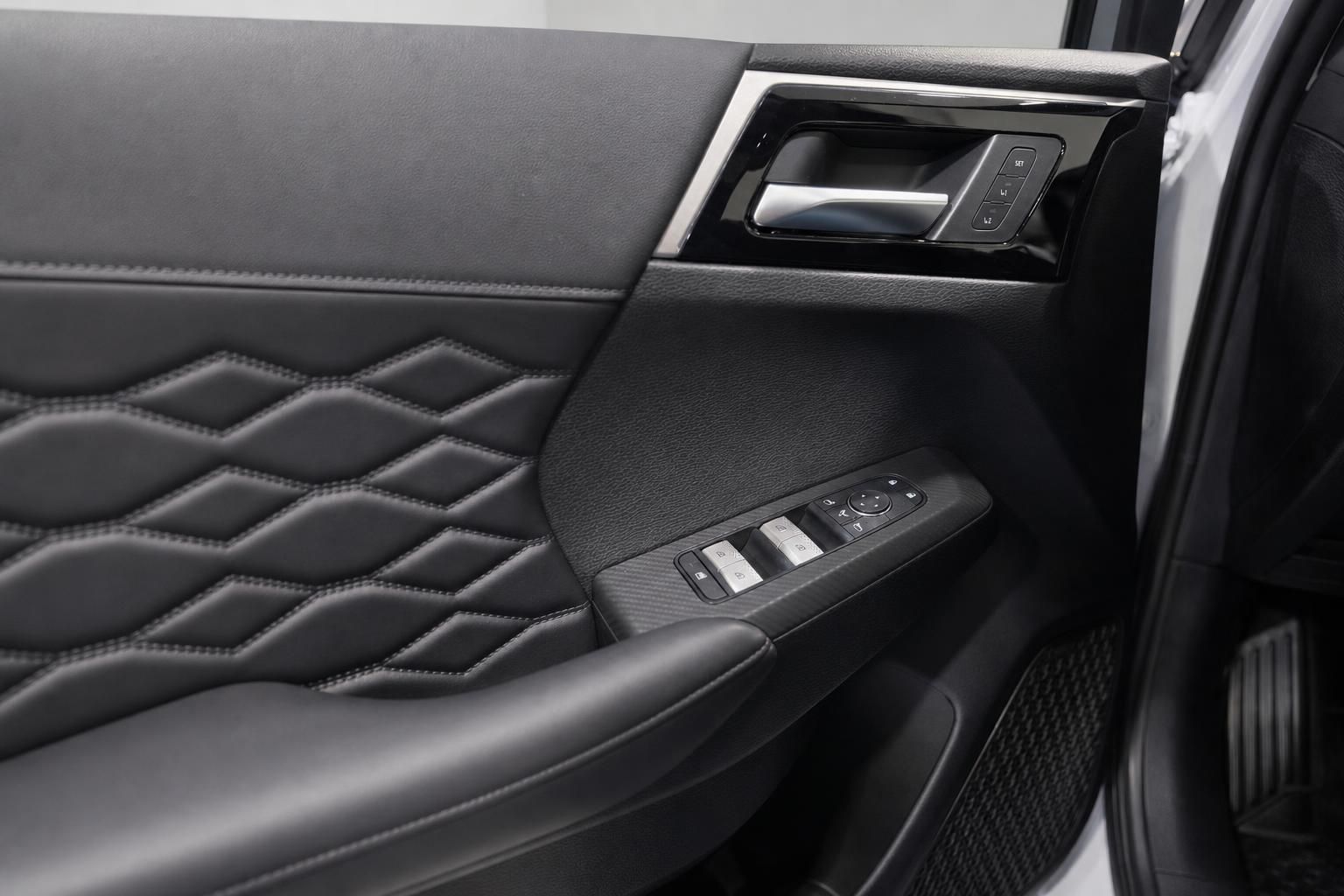 Innenraum Mitsubishi Outlander mit Ledertür und Bedienelementen