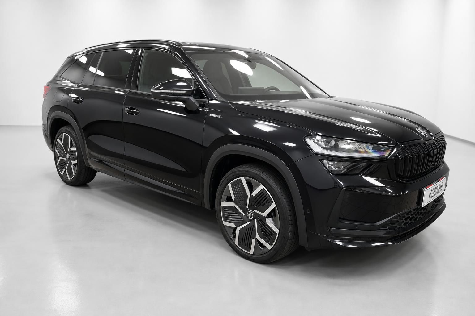 Schwarzer Skoda SUV Halbseitenansicht vorne mit Kennzeichen