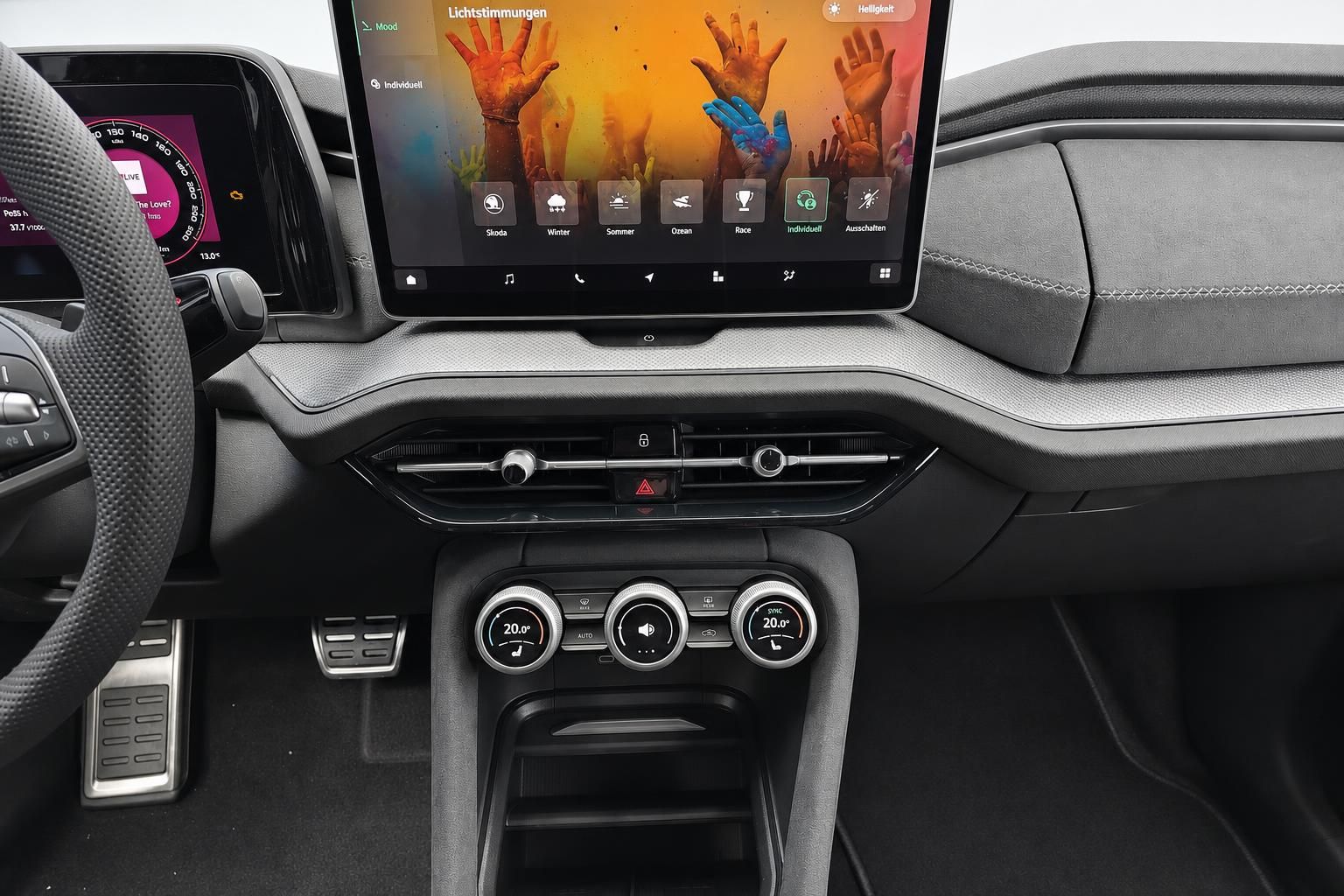 Skoda Infotainment Display Lichtstimmungen und Klimabedienung Detail