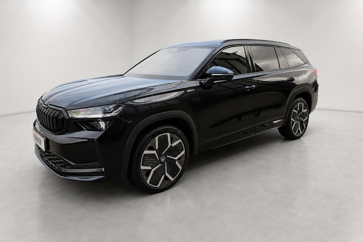 Schwarzer Skoda SUV Frontansicht schraeg im Fotostudio