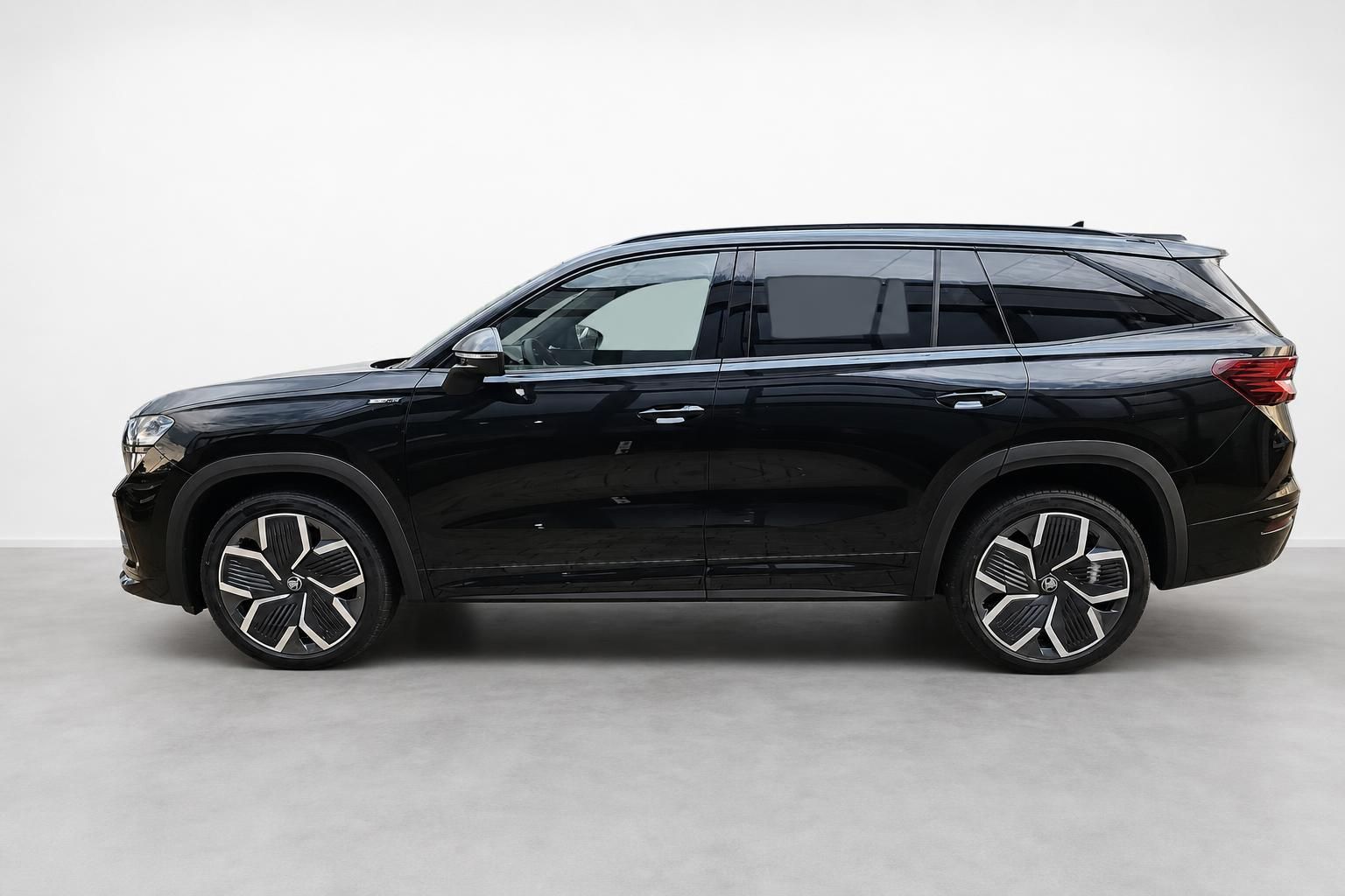 Schwarzer Skoda SUV Seitenansicht mit Panoramadach im Studio