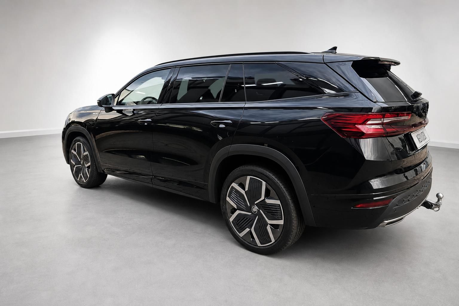 Schwarzer Skoda SUV Heckansicht seitlich mit Anhaengerkupplung