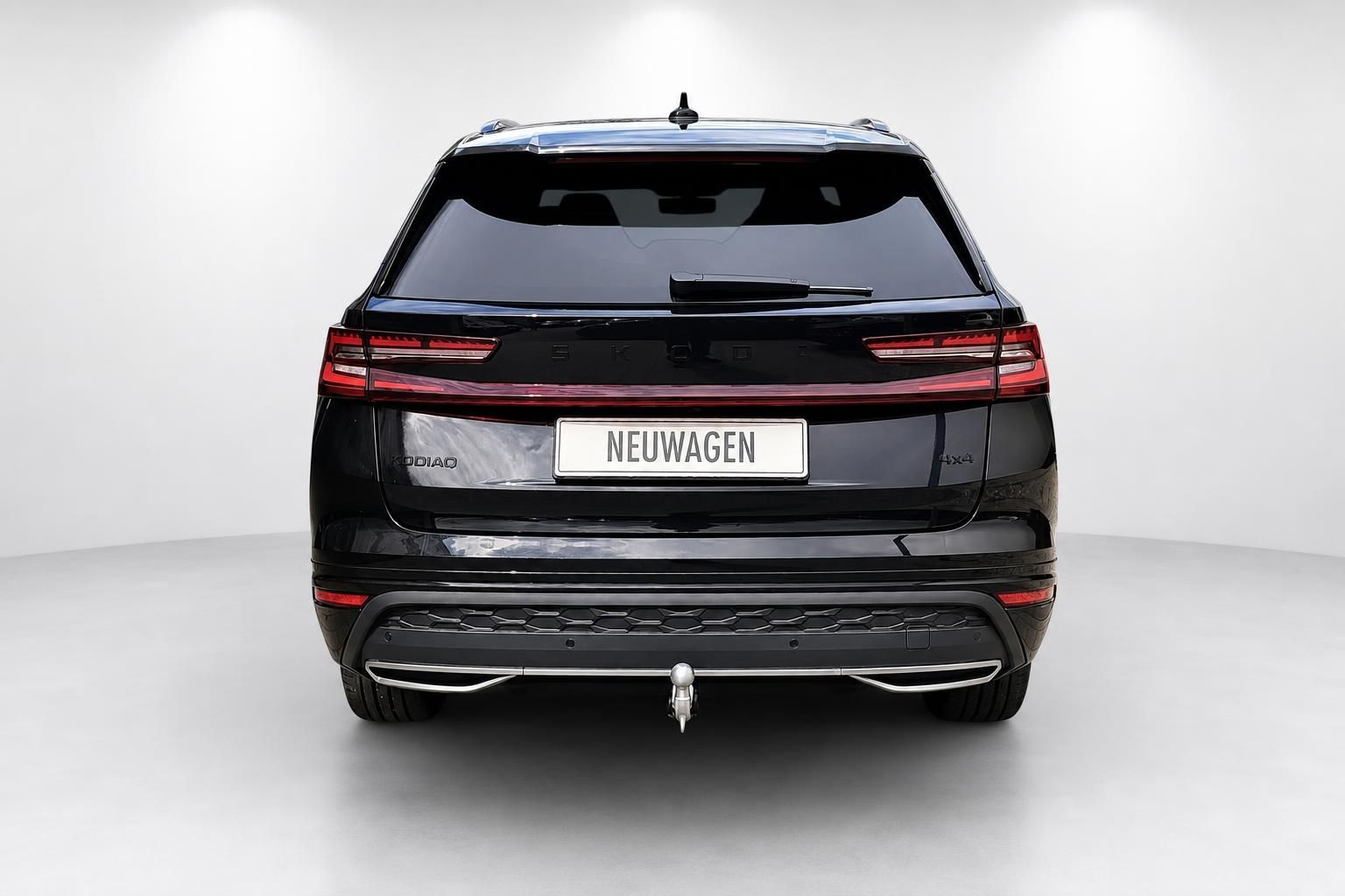 Skoda Kodiaq schwarz Heckansicht mit Anhaengerkupplung