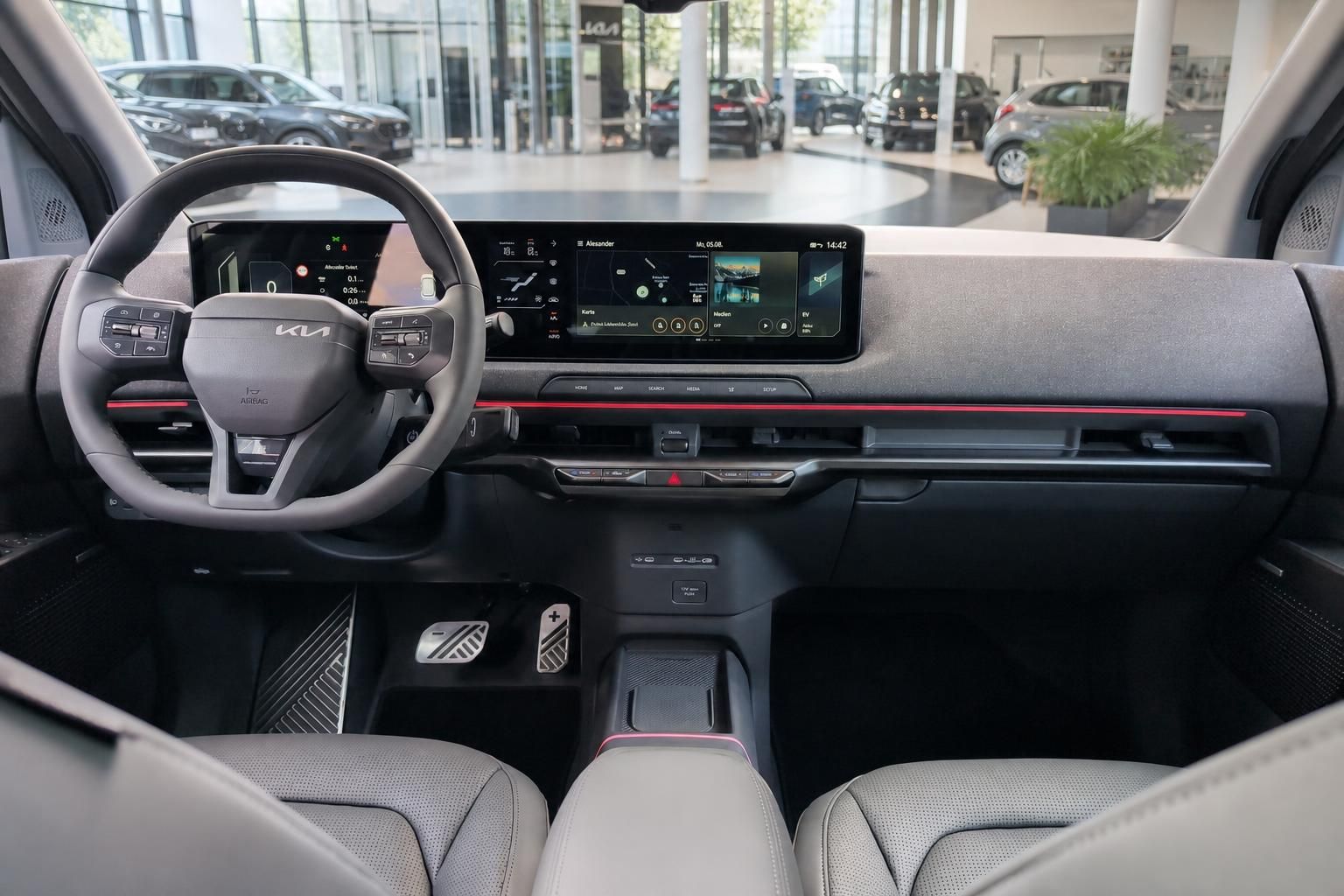 Kia Cockpit mit Lenkrad und großem Infotainment-Display