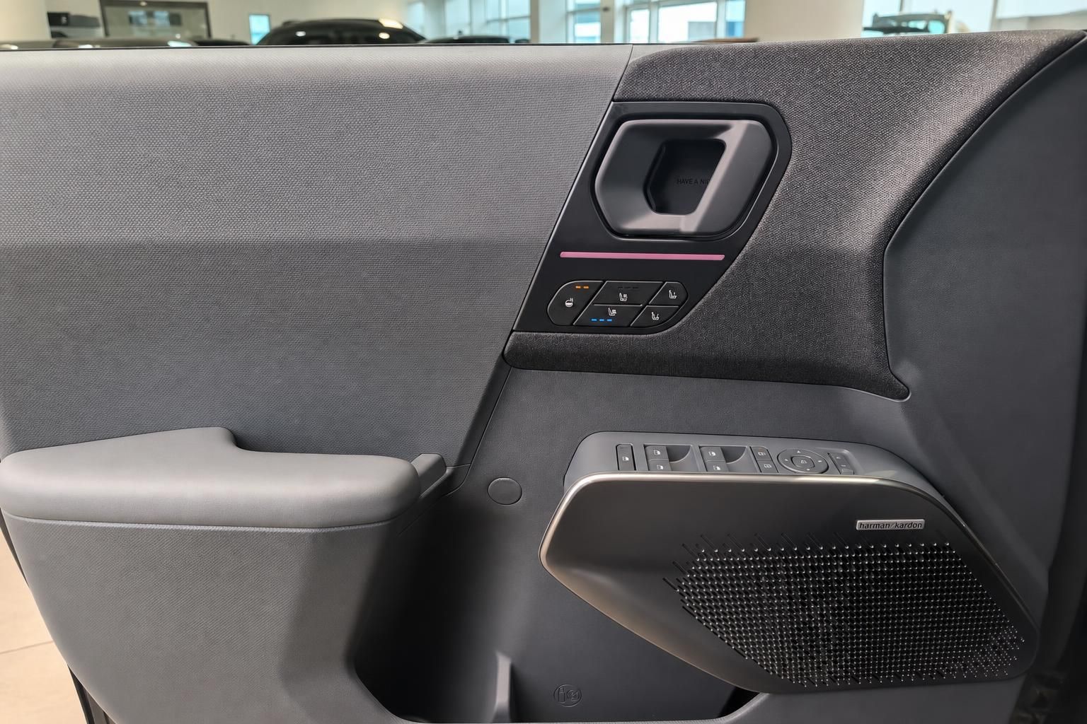 Kia Türverkleidung mit Harman Kardon Lautsprecher und Sitzeinstellung