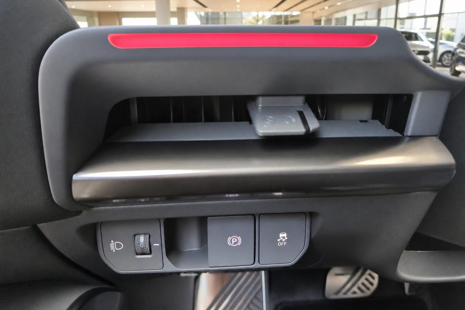 Kia EV Innenraum Rücksitz Bedienelemente mit Ambientelicht und Parkbremse