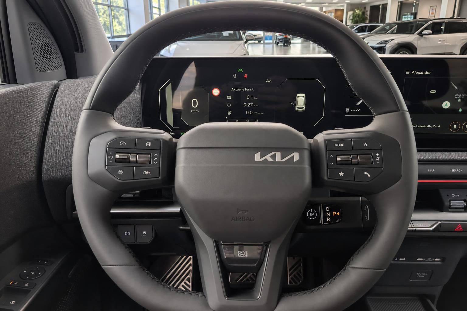 Kia Lenkrad mit Digitalcockpit und Fahrassistenzsystemen im Innenraum