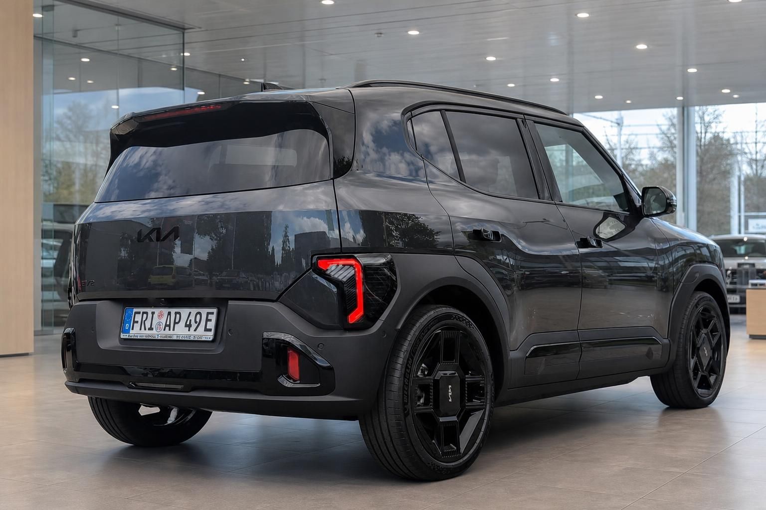Kia EV9 schwarz, Heckansicht schraeg mit LED-Ruecklichtern