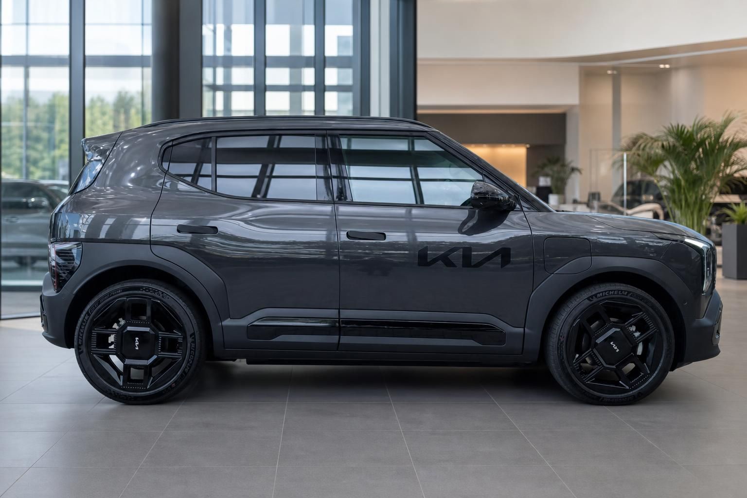 Kia EV9 Seitenansicht mit KIA Schriftzug an der Tuer