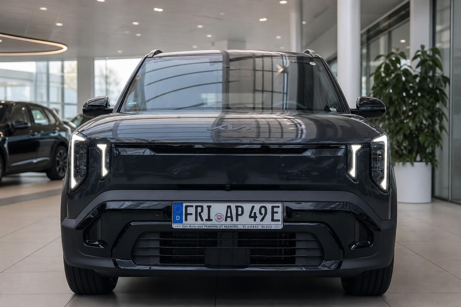 Kia EV9 schwarz, Frontansicht im Autohaus Showroom