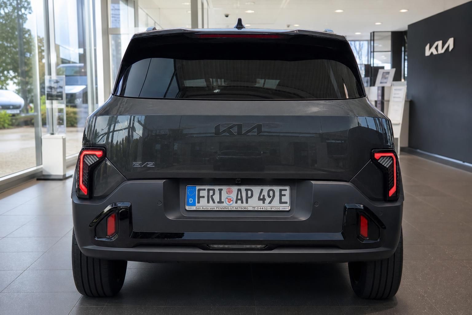 Kia EV Elektro-SUV in Schwarz, Heckansicht im Autohaus