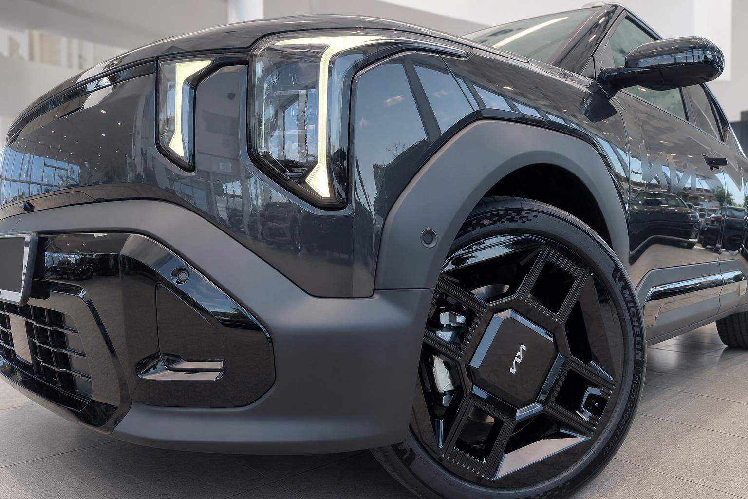 Kia SUV Detailansicht Frontstoßstange, Felge und Reifen