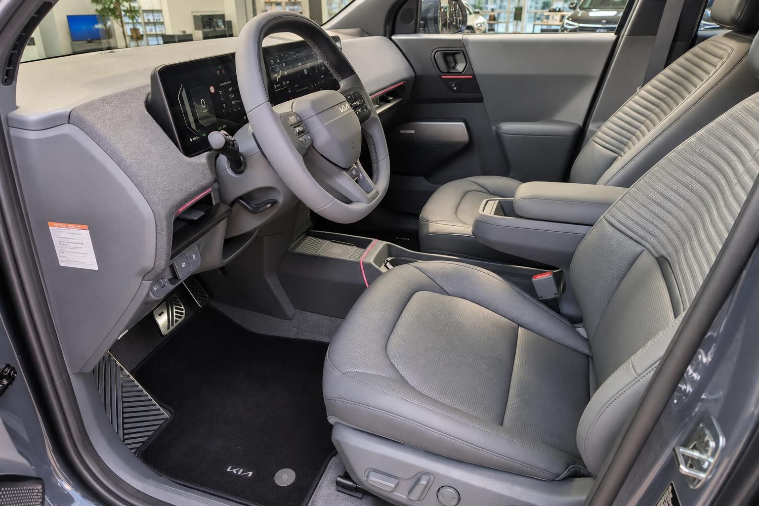 Kia Innenraum Vordersitze und Cockpit mit Digitalanzeige