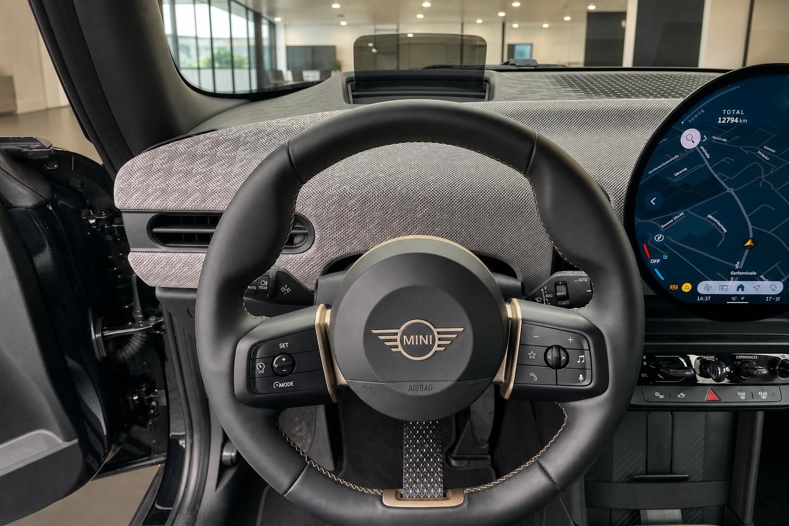 MINI Cooper Innenraum Lenkrad und Rundes Display Cockpit Detail