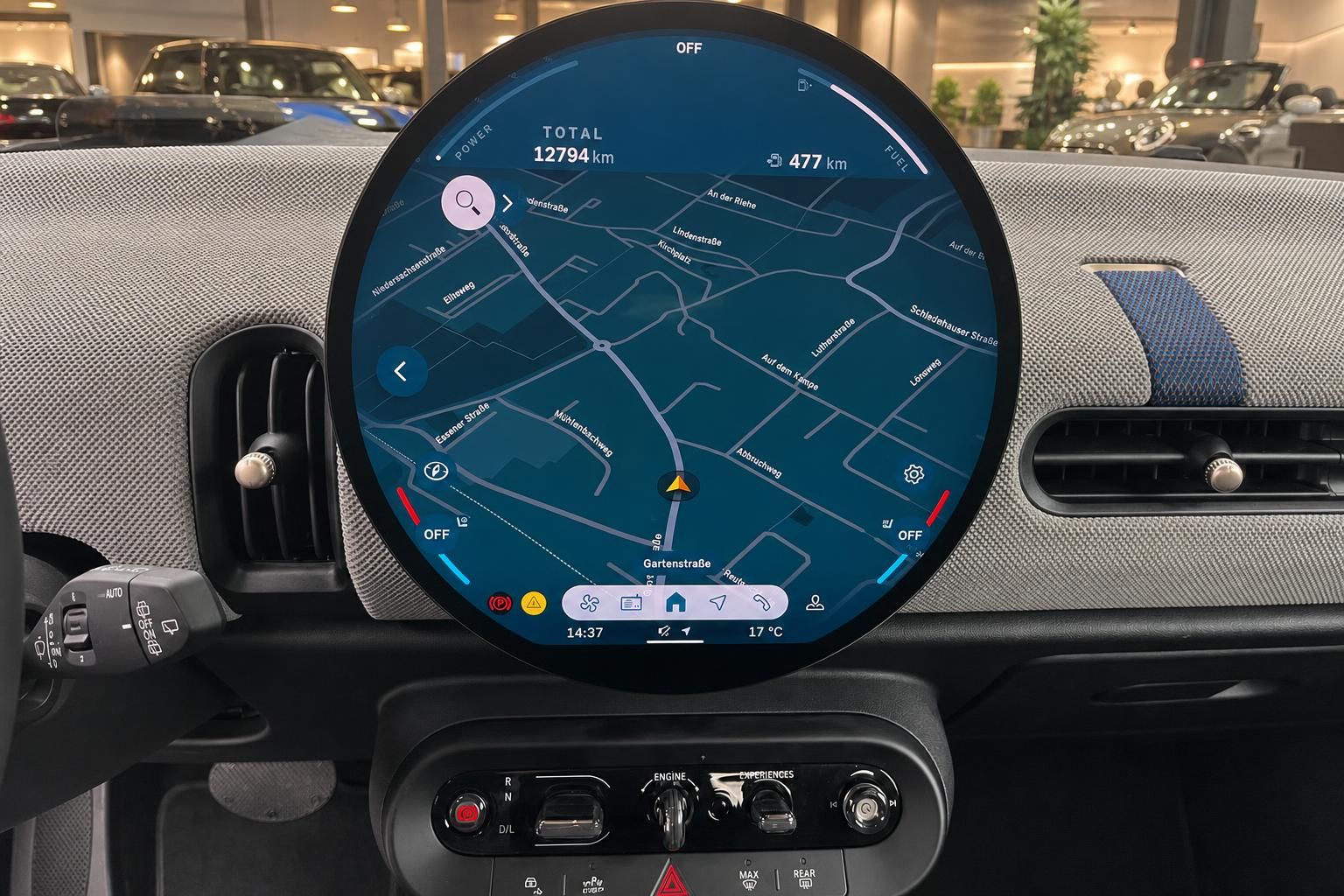 MINI Cockpit mit rundem Infotainment-Display und Navigationskarte