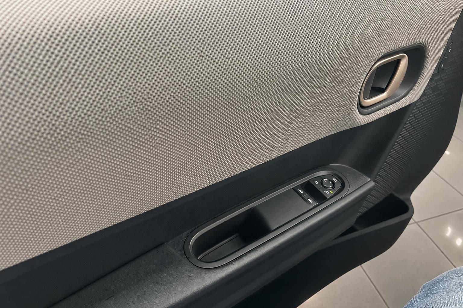 Türverkleidung mit Fensterheber-Bedienelementen im MINI Interieur