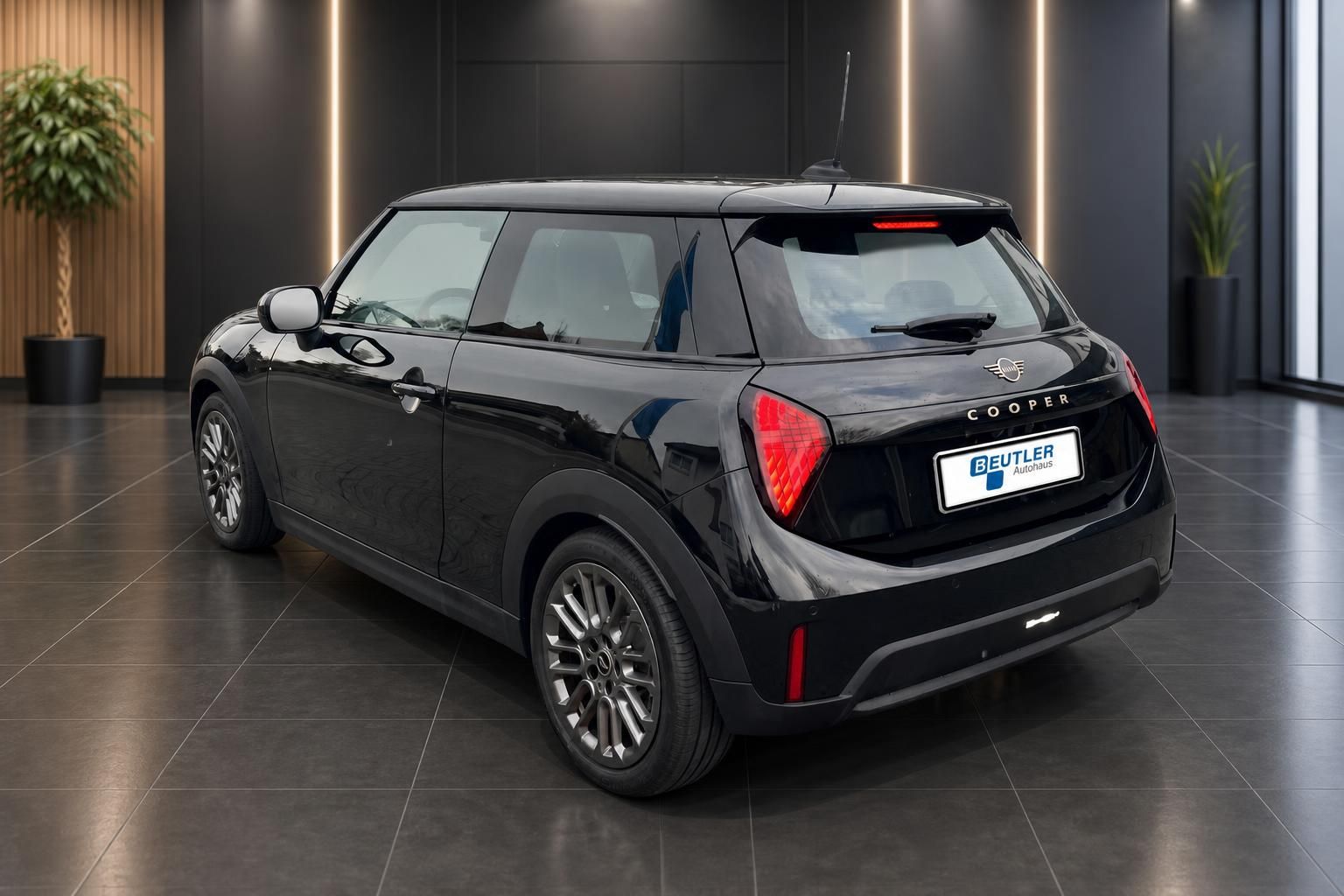 MINI Cooper schwarz Heckansicht seitlich im Autohaus Showroom