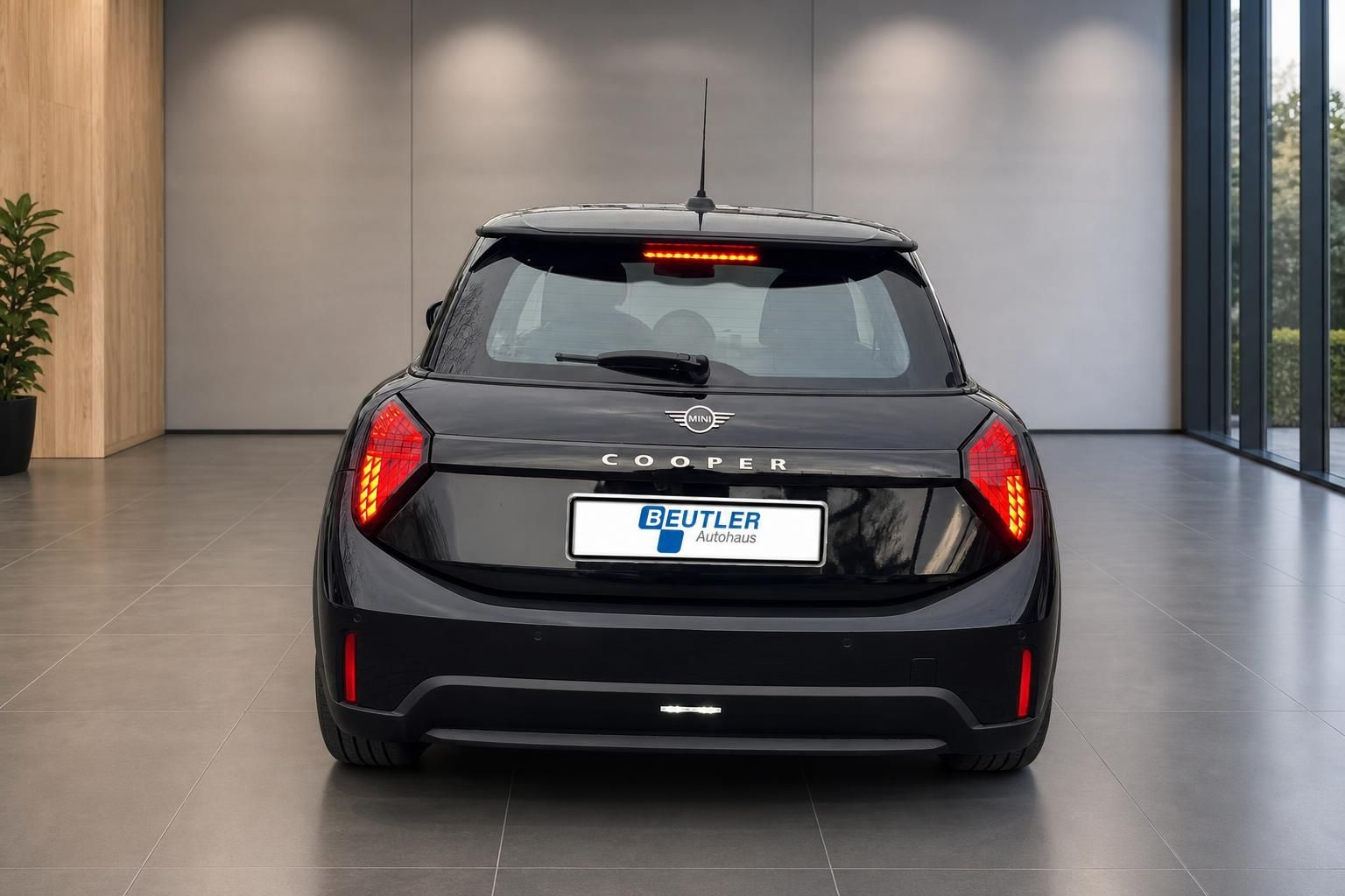 MINI Cooper schwarz Heckansicht mit Rueckleuchten im Showroom