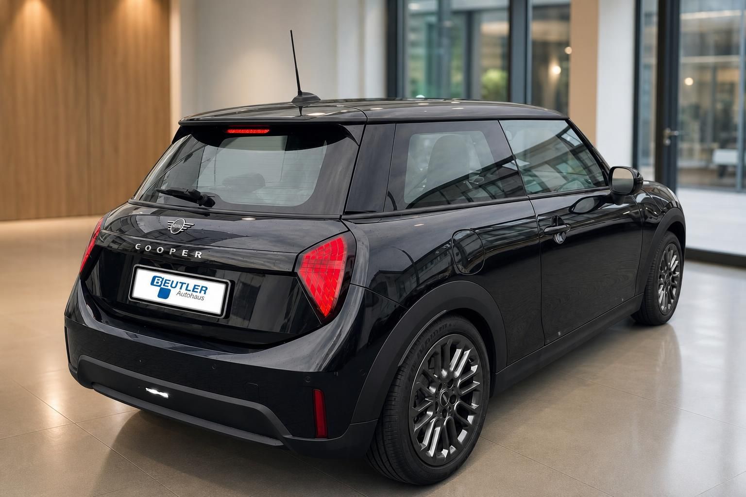 MINI Cooper schwarz Heck-Seitenansicht im Autohaus Showroom