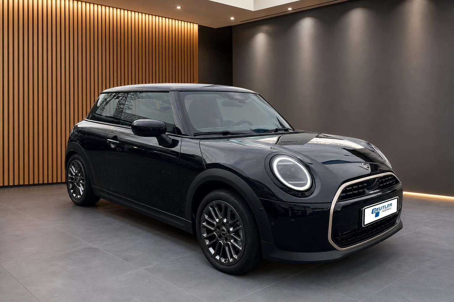 MINI Cooper schwarz Frontansicht seitlich im Autohaus Showroom