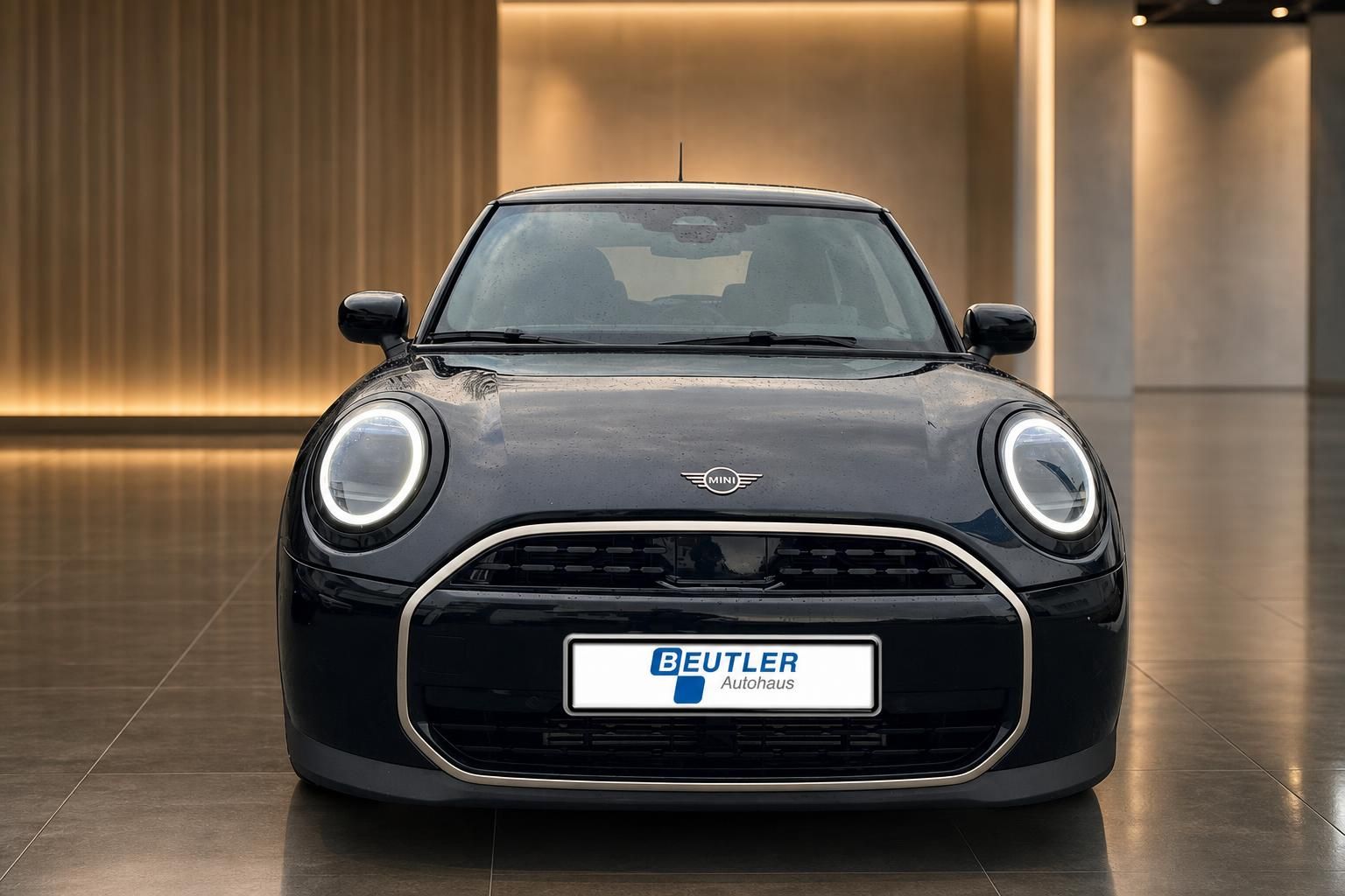 MINI Cooper schwarz Frontansicht mit Rundscheinwerfern im Showroom