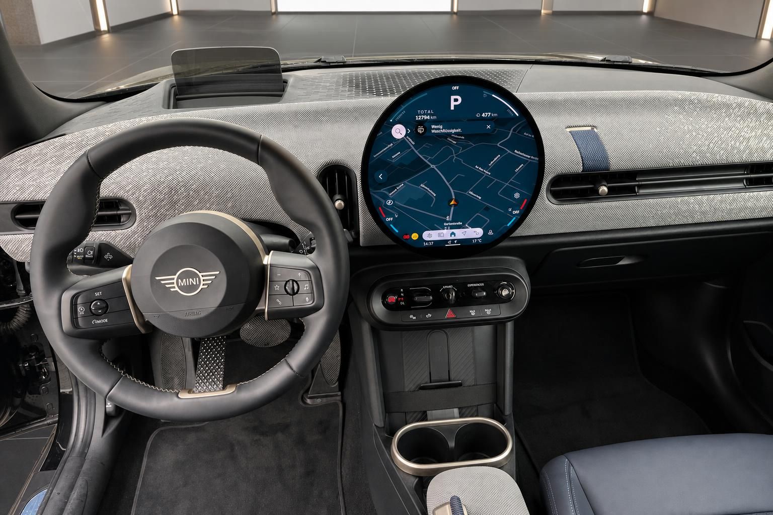 MINI Cooper Cockpit Ansicht Lenkrad Navigationsdisplay Mittelkonsole