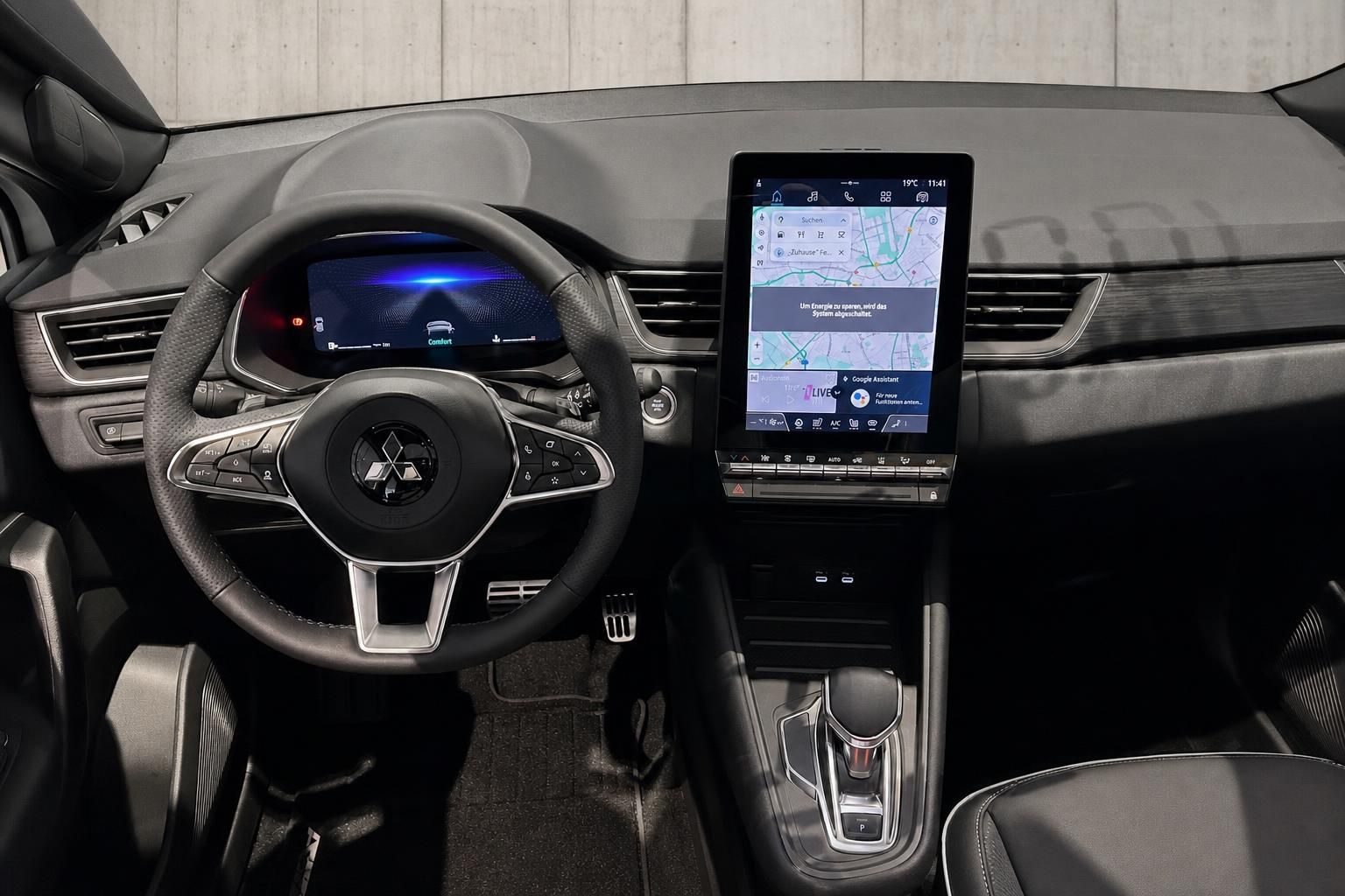 Cockpit mit Lenkrad, digitalem Tacho und Touchscreen Navigationssystem