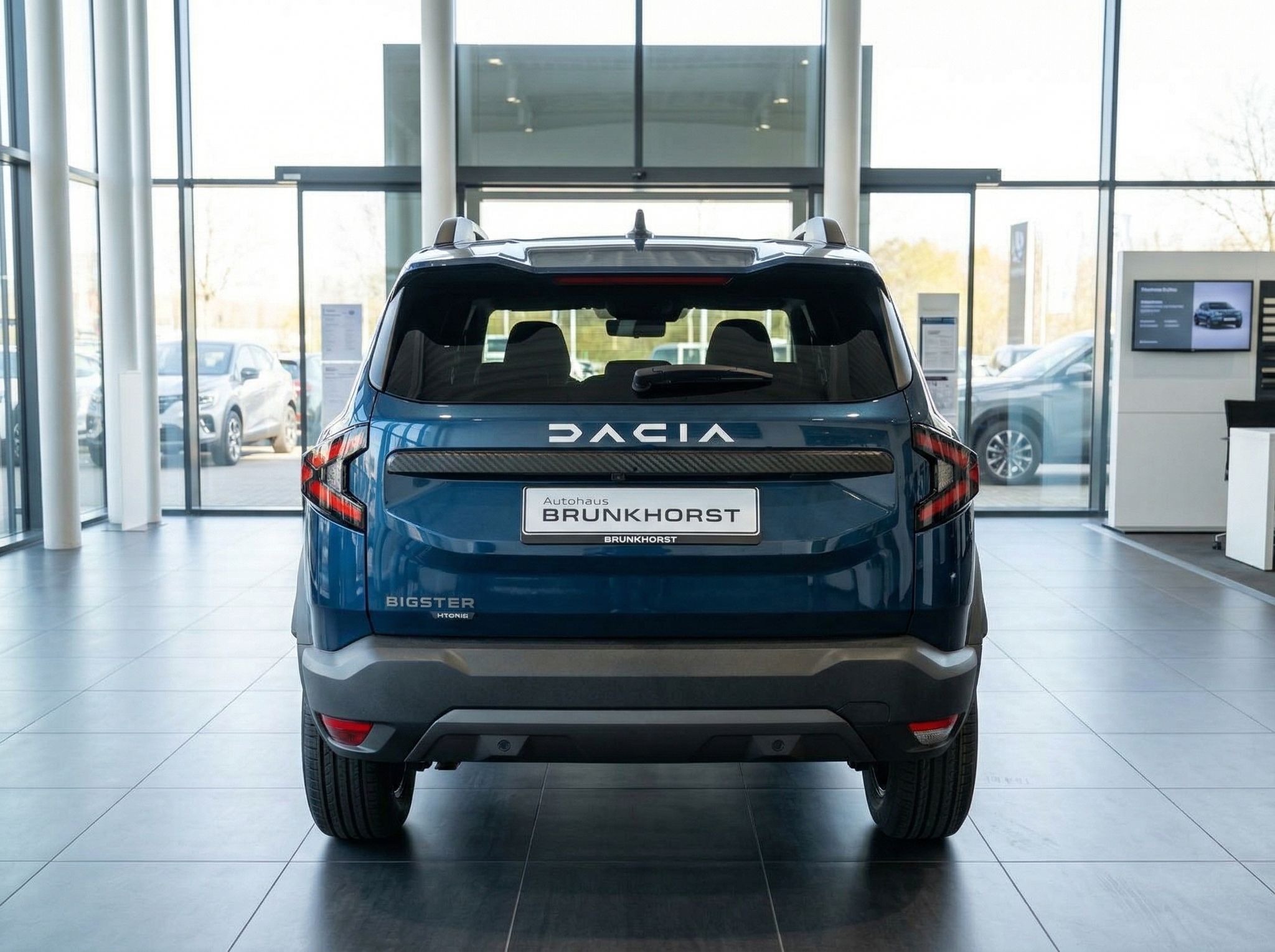 Dacia Bigster SUV blau - Heckansicht im Autohaus Brunkhorst Showroom