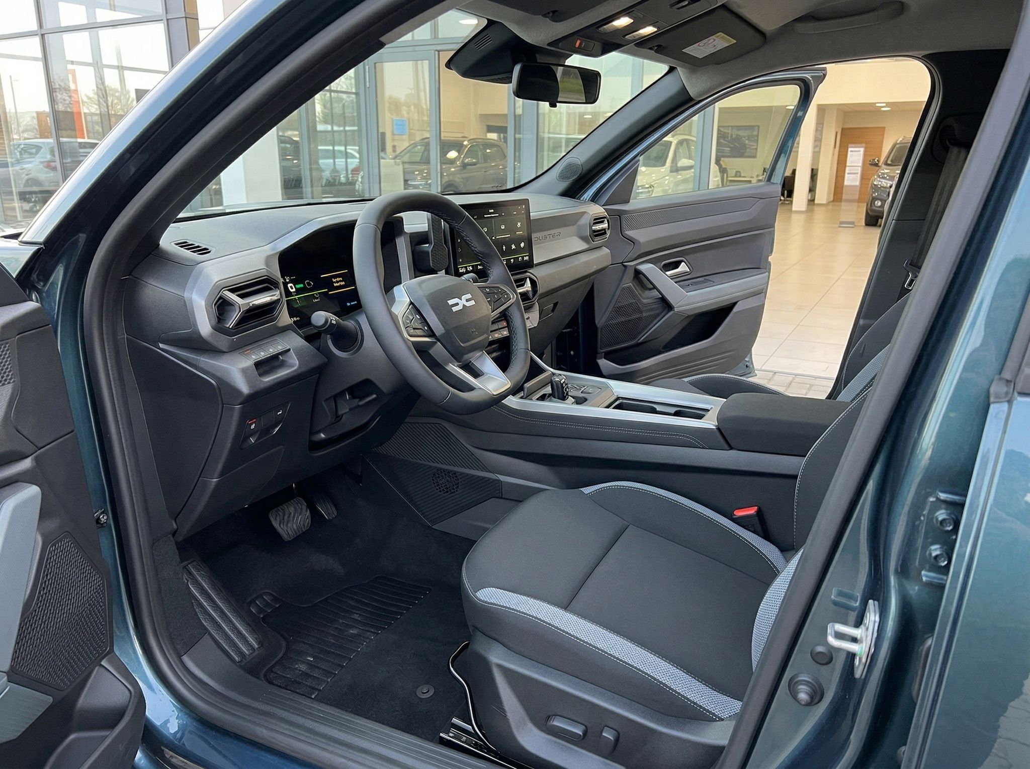Dacia SUV Innenraum mit modernem Cockpit, Touchscreen und schwarzer Ausstattung
