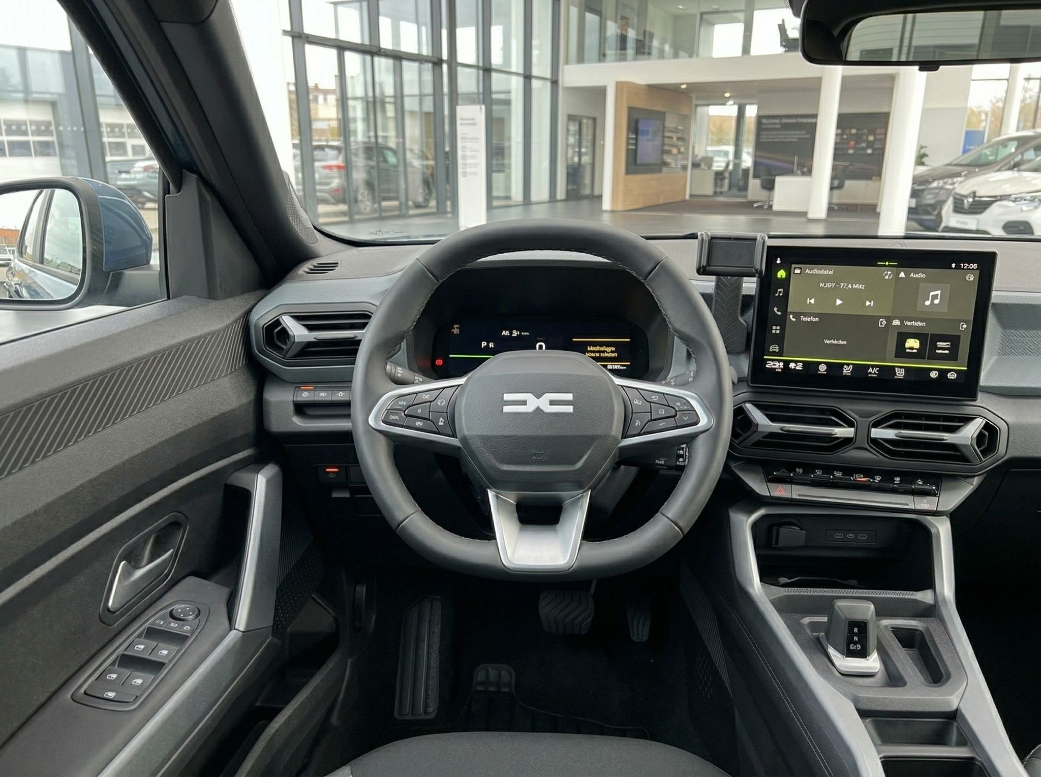 Innenraum eines modernen Fahrzeugs mit Multifunktionslenkrad und Touchscreen-Display