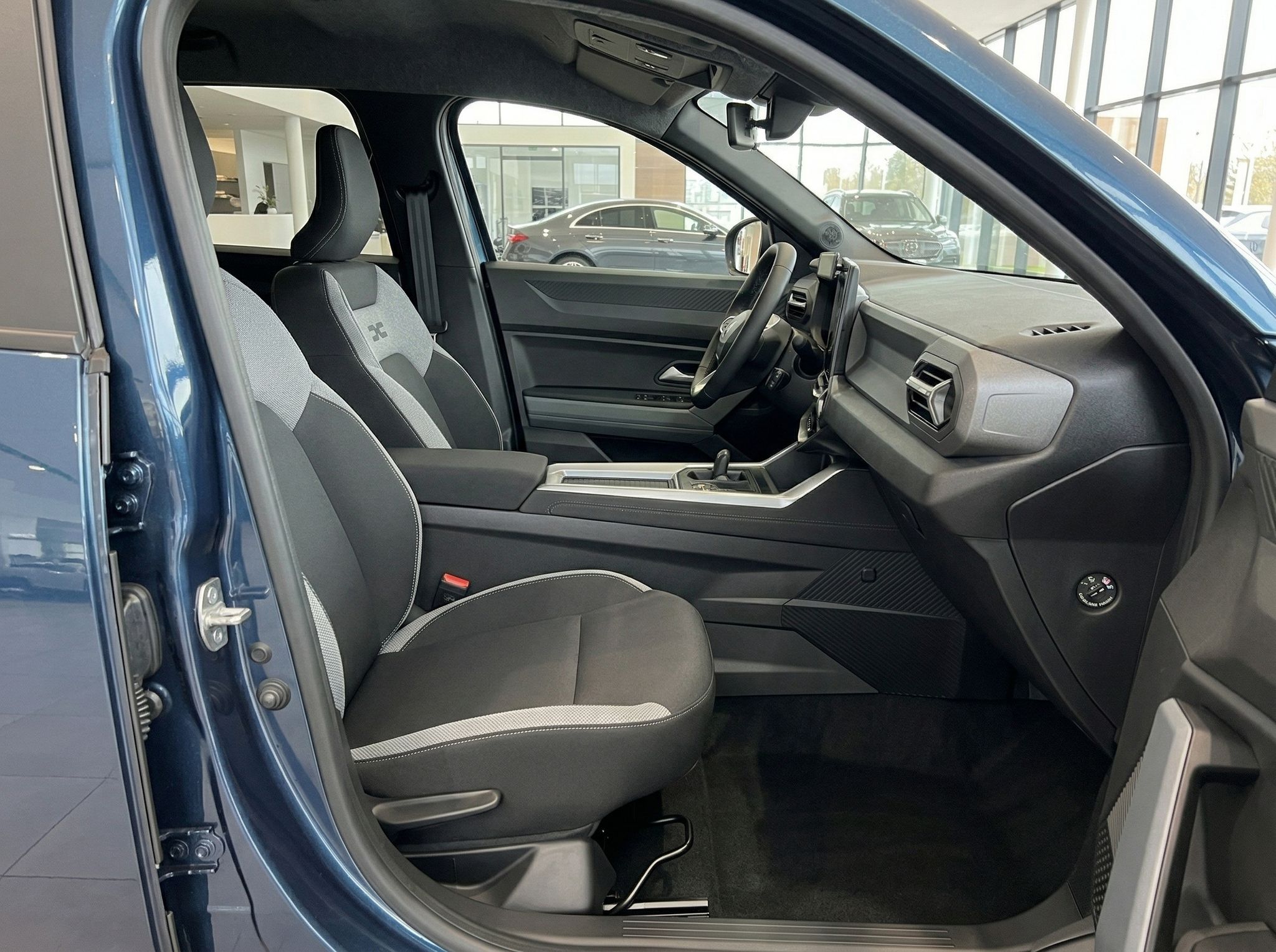 Fahrzeug-Innenraum mit Fahrer- und Beifahrersitz in grau-weißer Ausstattung