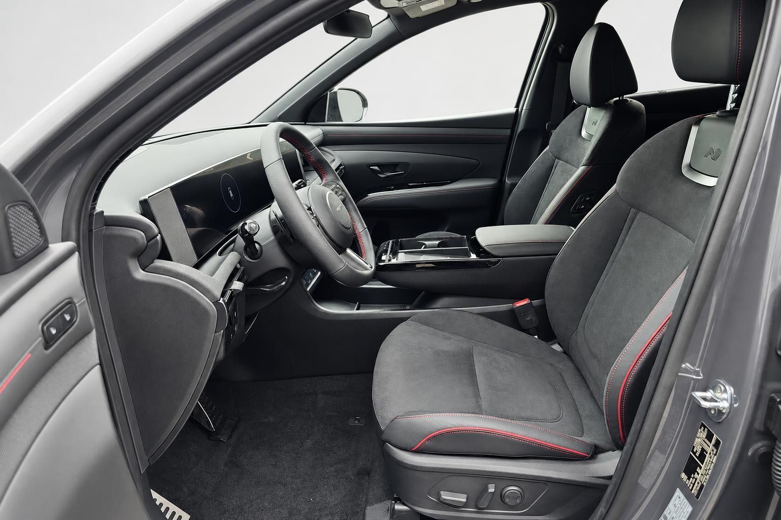 Hyundai Tucson N Line Cockpit mit Lenkrad und schwarzen Sportsitzen