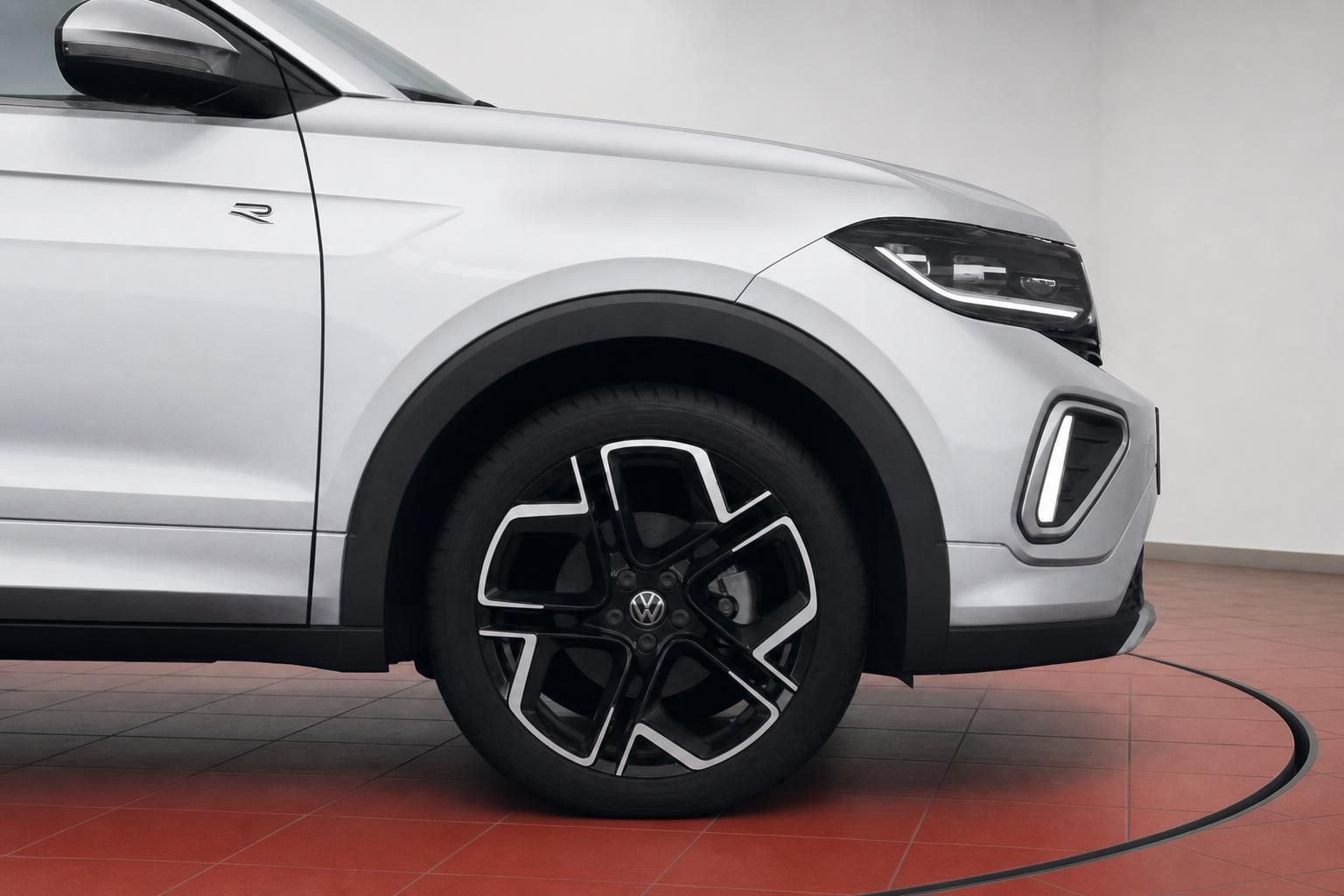 VW T-Cross Detailansicht Felge und Frontscheinwerfer in silber