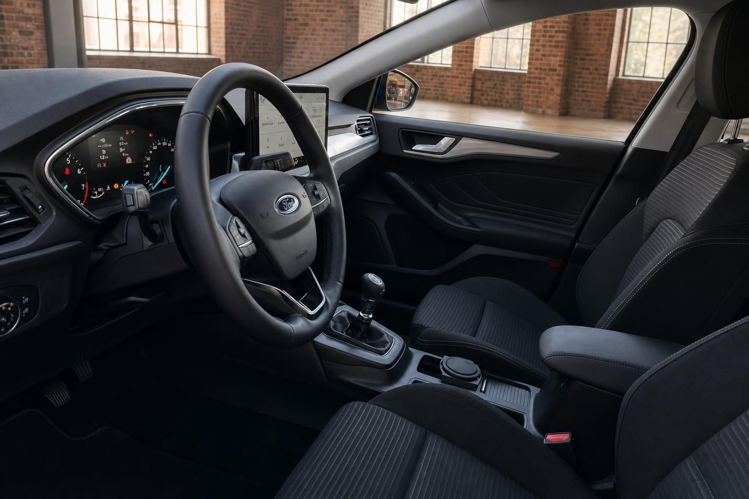 Ford Focus Cockpit mit Fahrersitz, Lenkrad, Digitalinstrumenten und Mittelkonsole mit Schaltgetriebe