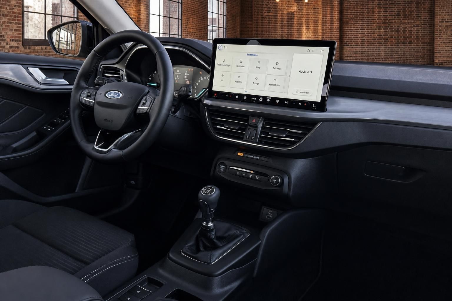 Ford Focus Innenraum mit Lenkrad, Schaltgetriebe und großem Touchscreen-Infotainmentsystem
