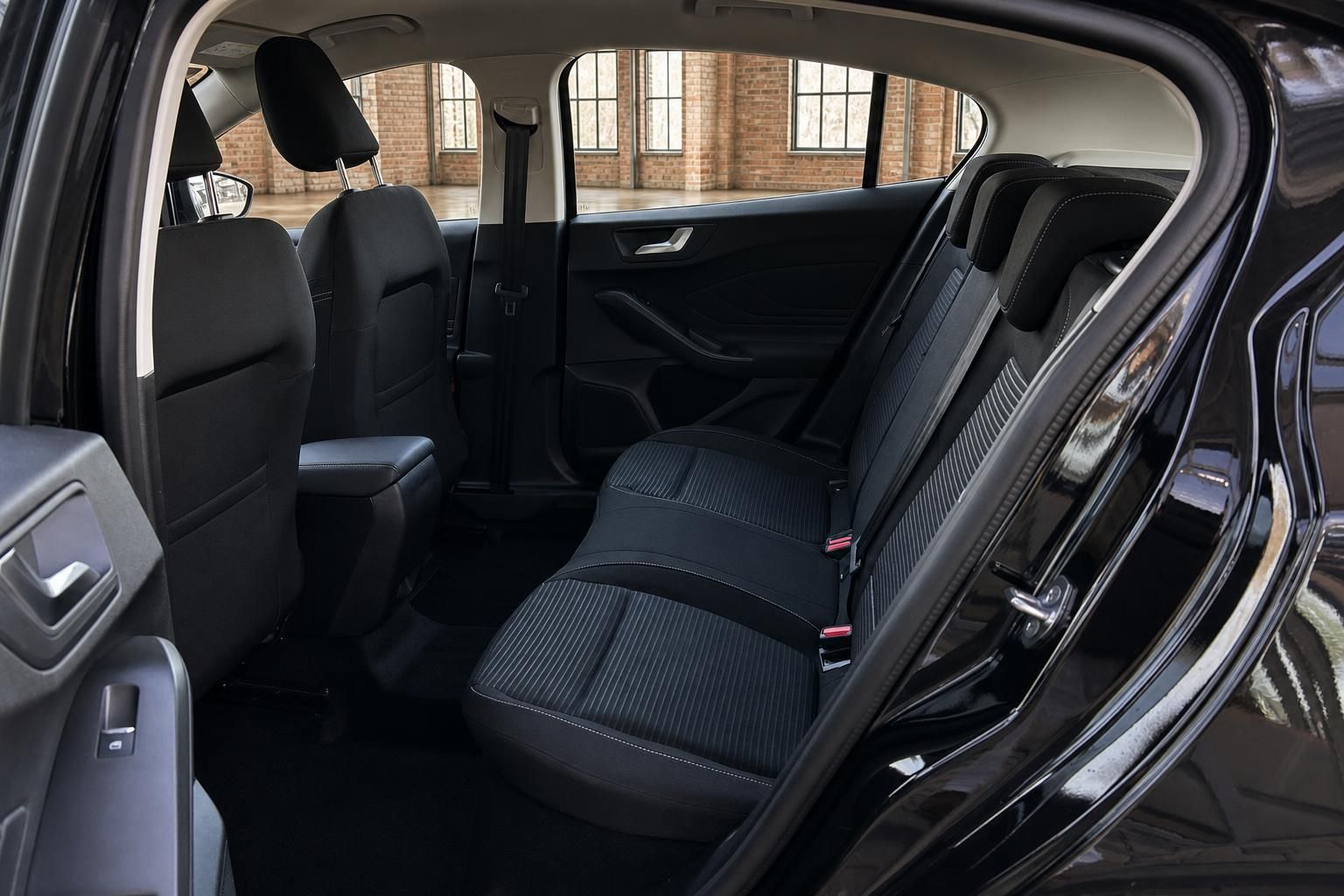 Ford Focus Rücksitzbank mit schwarzen Stoffsitzen und großzügigem Platzangebot im Innenraum