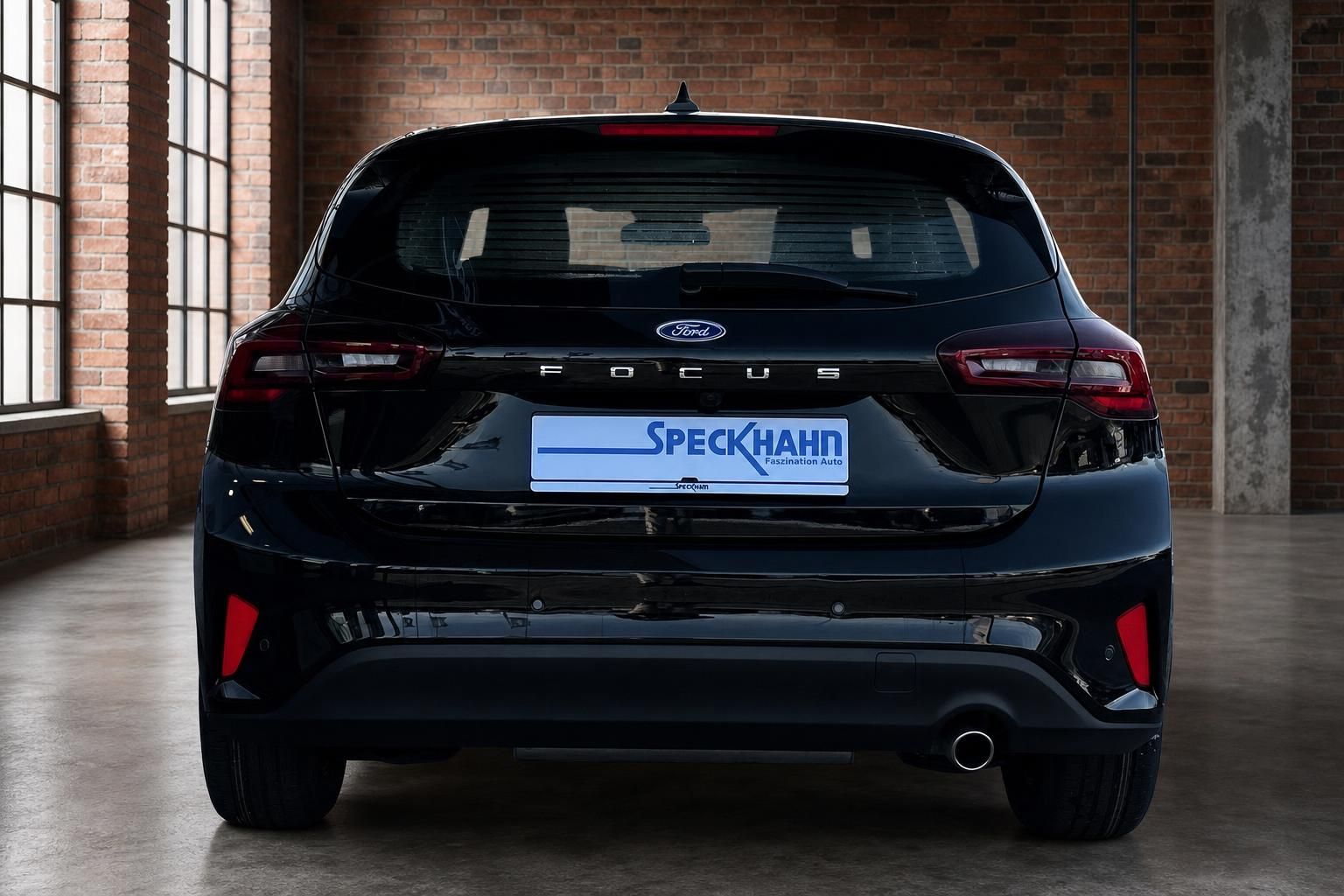 Ford Focus Hatchback schwarz – direkte Heckansicht, LED-Rückleuchten, Auspuff