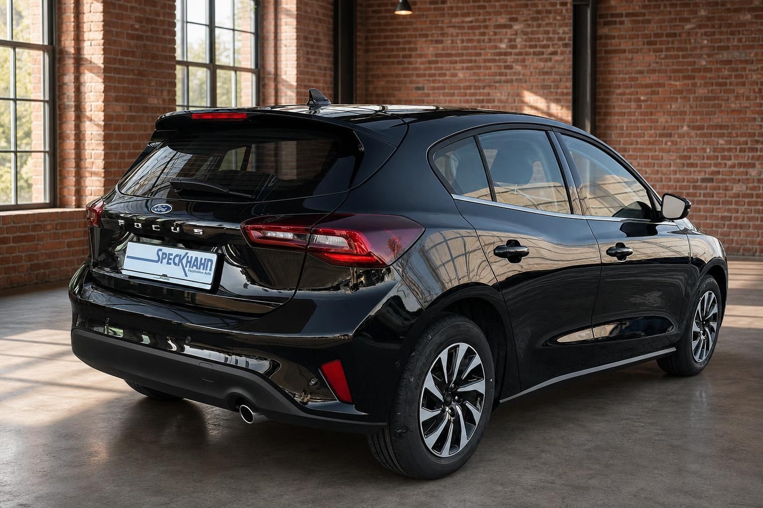 Ford Focus Hatchback schwarz – Heckansicht schräg, Alufelgen, LED-Rückleuchten