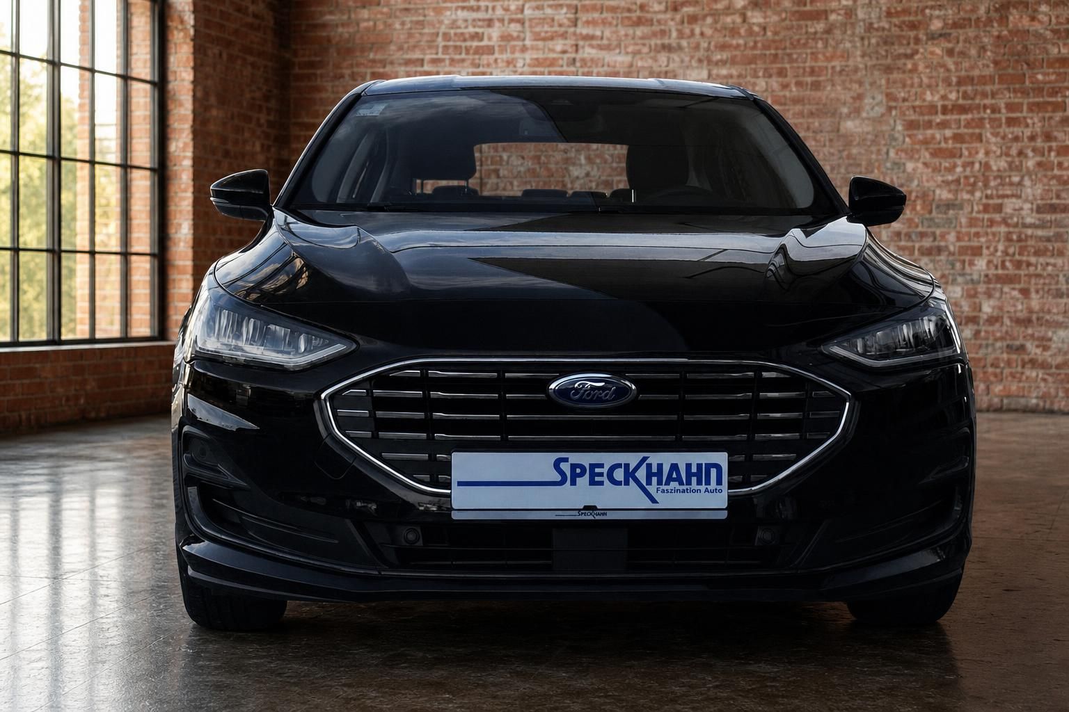 Ford Focus Hatchback schwarz – direkte Frontansicht, Ford-Logo, Kühlergrill, Scheinwerfer