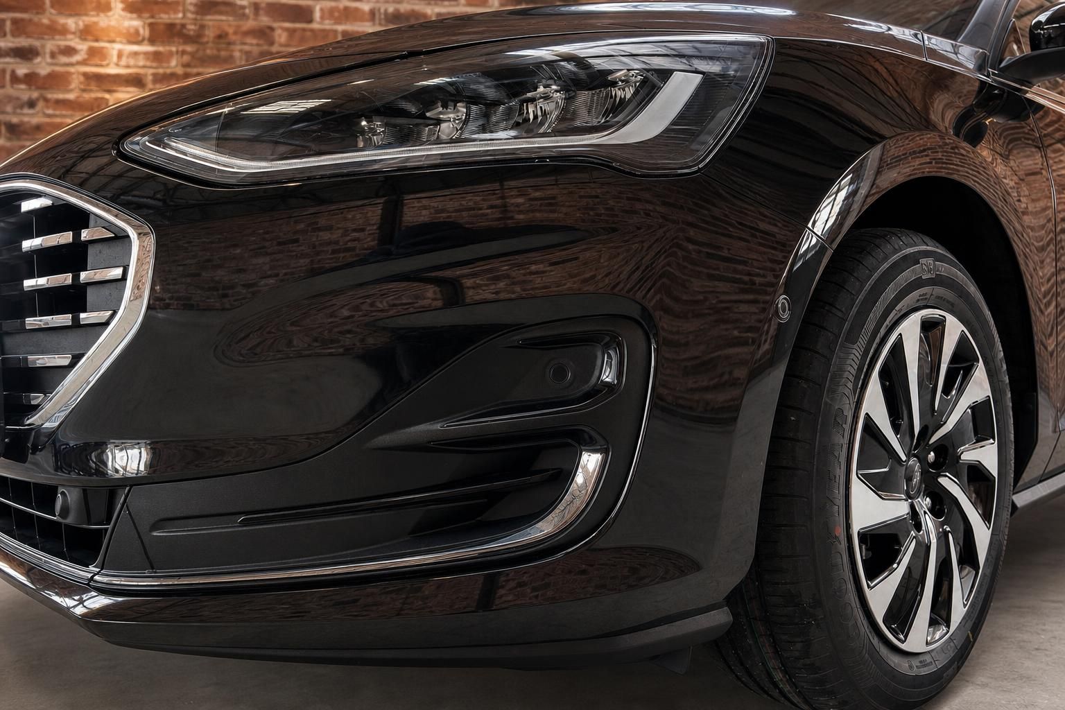 Ford Focus Frontpartie Detailaufnahme – LED-Scheinwerfer und Stoßstänger in Schwarz