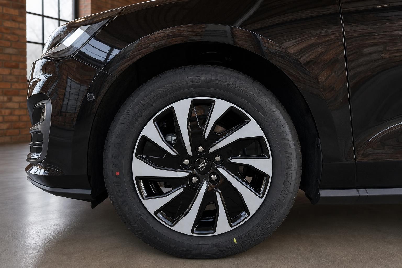 Ford Focus schwarze Felge Detailaufnahme – Leichtmetallfelge mit Goodyear Reifen
