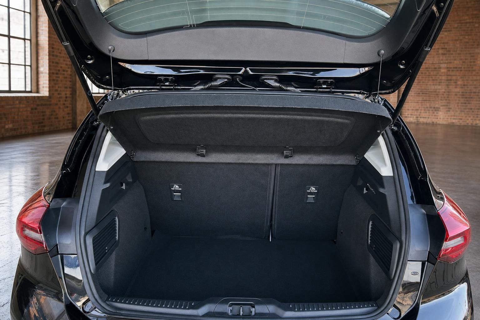 Ford Focus Kombi Kofferraum geöffnet – geräumiger schwarzer Laderaum mit Gepäckraumabdeckung