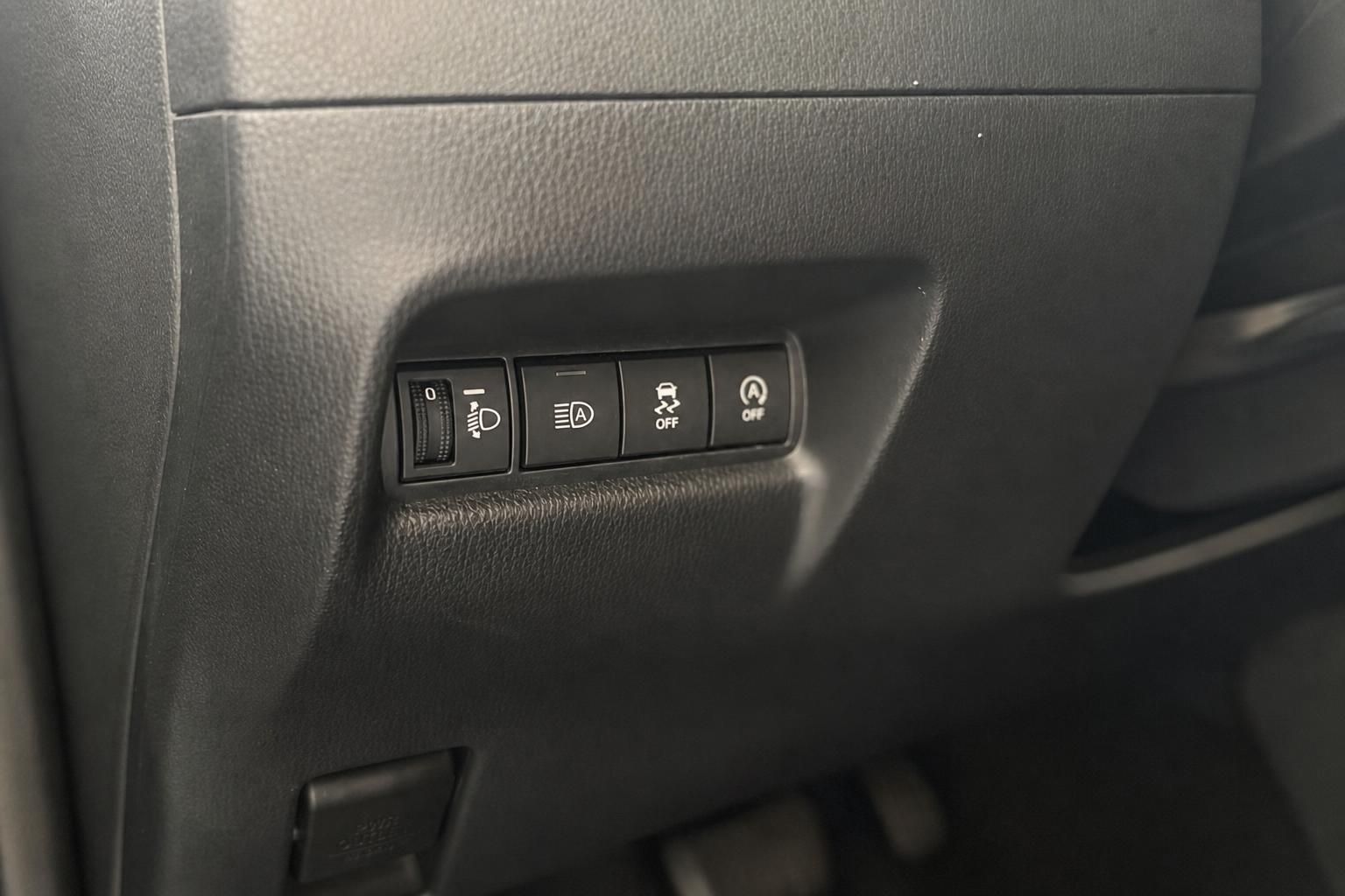Bedienelemente für Licht und Fahrassistenz im Toyota Aygo X Innenraum
