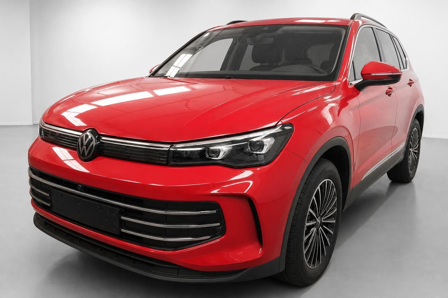 VW Tiguan in Rot, Frontansicht schraeg im Studio