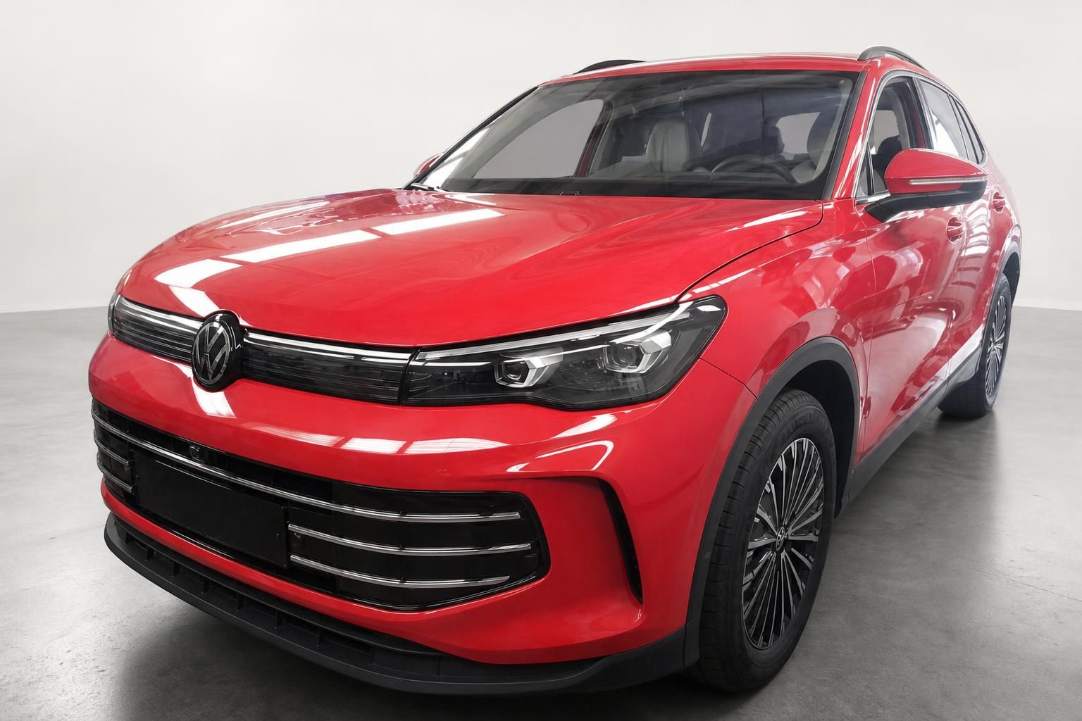 Volkswagen Tiguan rot, Frontansicht Studioaufnahme
