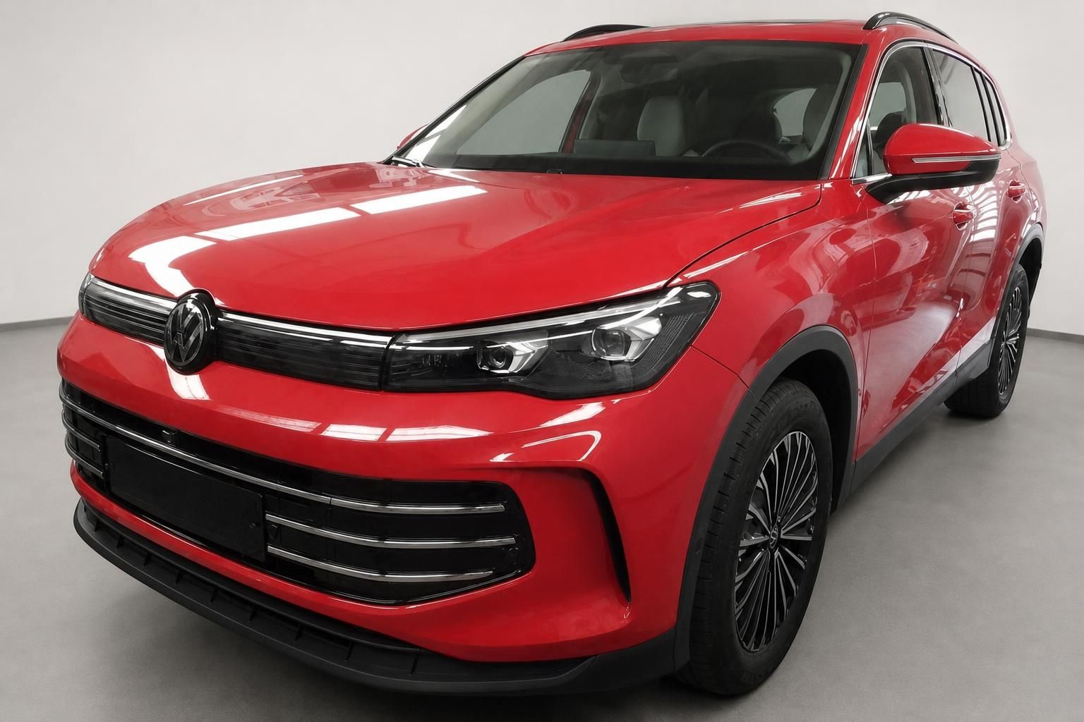 Volkswagen Tiguan rot, Front- und Seitenansicht